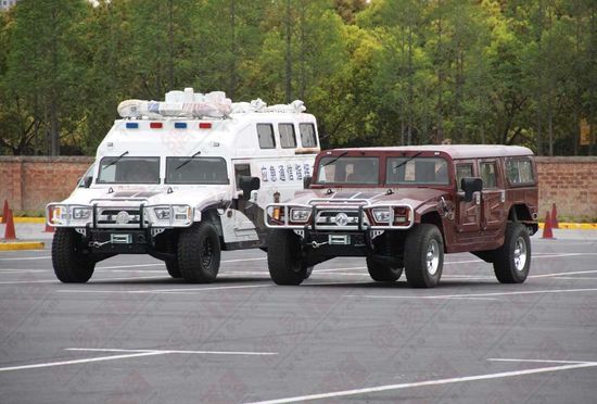 國產(chǎn)＂悍馬＂ 東風猛士特裝車現(xiàn)身停車場